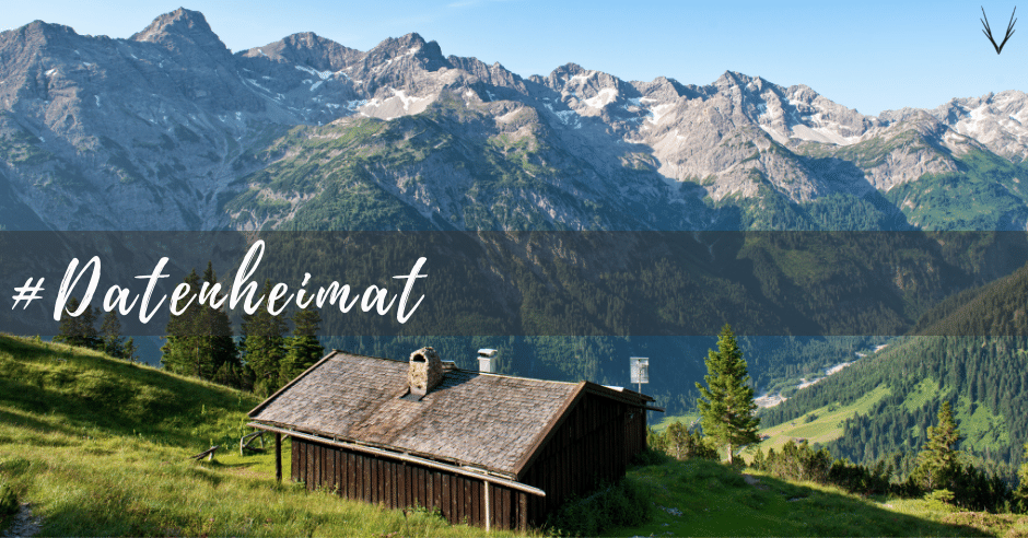 Eine Alm auf einem Berg in Tirol Österreich mit dem Hashtag #Datenheimat als Überschrift über dem Dach der Hütte.