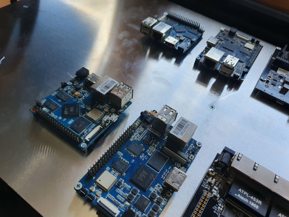 bpi-m2p and bpi-m64 cluster of two For illustration, this image shows two bpi-m64 and bpi-m2+ positioned parallel to each other inside an 1U case